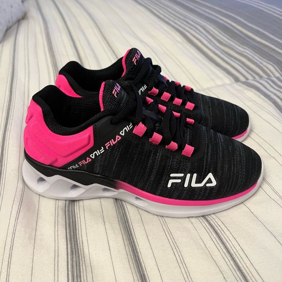 BRAND NEW GIRLS SIZE 2 FILA TENNIS SHOES - Picture 3 of 14